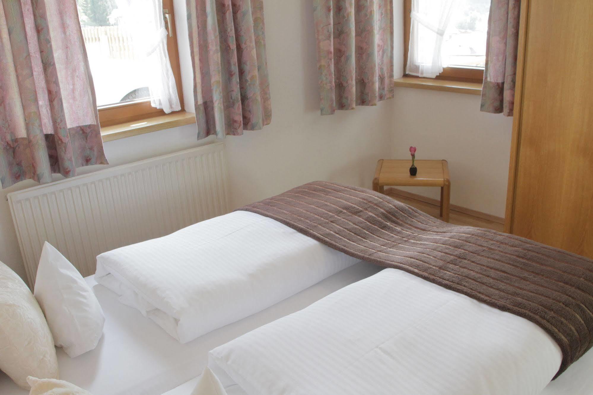 Collina Hotel Garni ナウダース エクステリア 写真