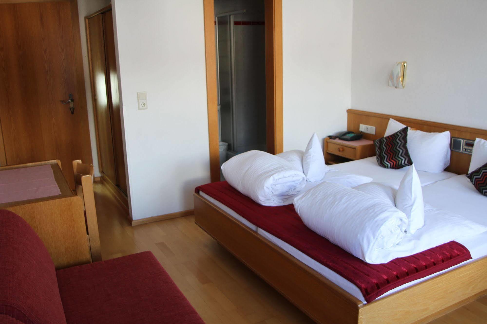 Collina Hotel Garni ナウダース エクステリア 写真